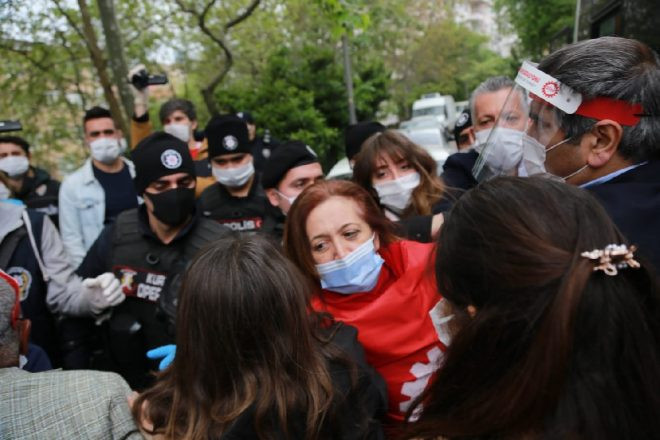 Taksim'e çıkmak isteyen DİSK Başkanı Arzu Çerkezoğlu ve 25 işçiye gözaltı - Resim: 2