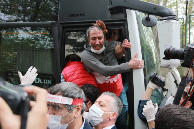 Taksim'e çıkmak isteyen DİSK Başkanı Arzu Çerkezoğlu ve 25 işçiye gözaltı - Resim: 3