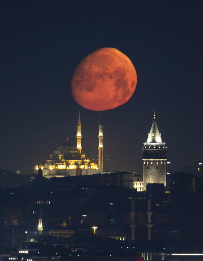 İstanbul'da Galata Kulesi, Fatih Camisi ve Ay böyle buluştu - Resim: 2