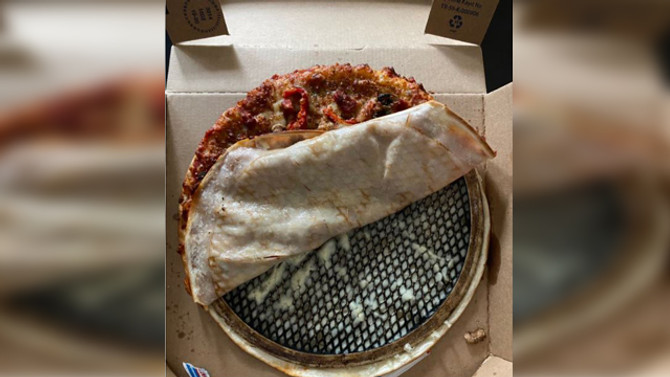 Genç şarkıcının sipariş ettiği pizzanın içinden bakın ne çıktı! Magazin