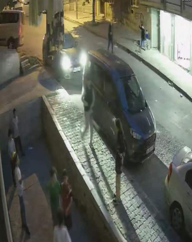 İstanbul'da korkunç olay! Araba çocukların arasına daldı - Resim: 1
