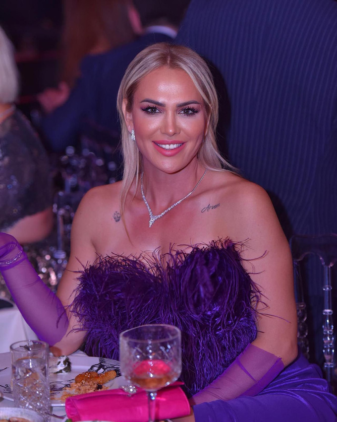 Nagihan Karadere derin bacak dekolteli pozlarıyla dikkat çekti - Resim: 2