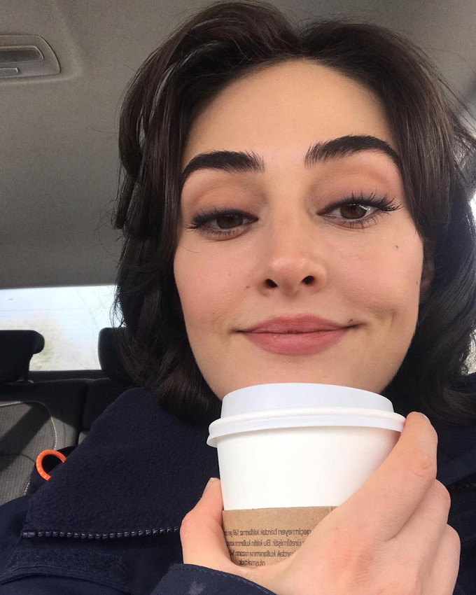 Esra Bilgiç kalçasına kadar dekolteli elbisesiyle nefes kesti - Resim: 1
