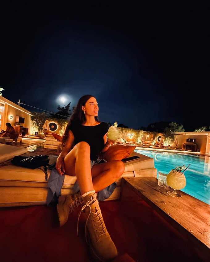 Tatil pozlarıyla yazı getiren Demet Özdemir, Yunan adalarına taşınıyor - Resim: 3