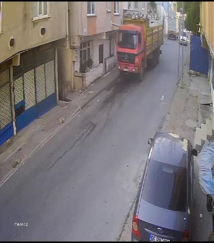 İstanbul'da bir kadın araçtan yola atıldı - Resim: 1