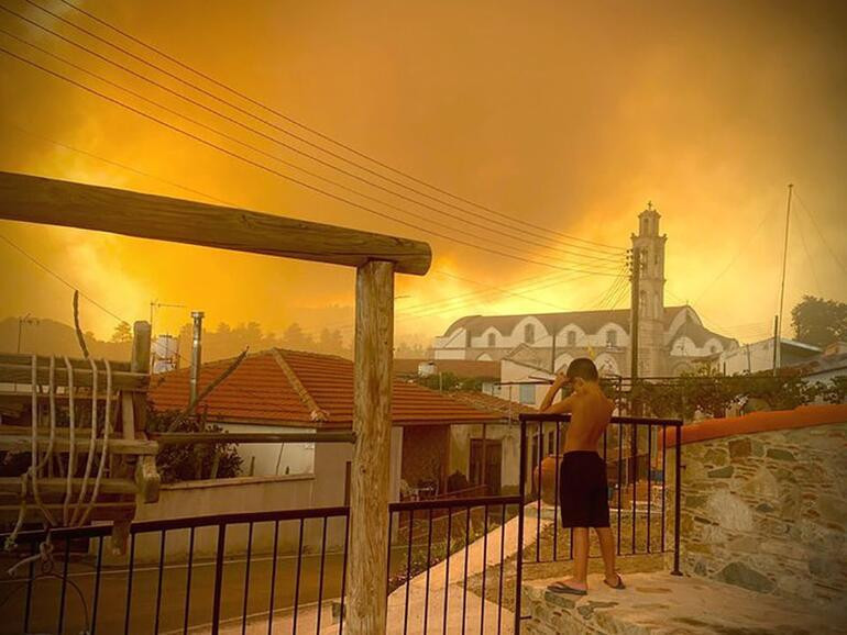 Güney Kıbrıs'ta yangın felaketi: Ölü sayısı 4'e yükseldi - Resim : 1