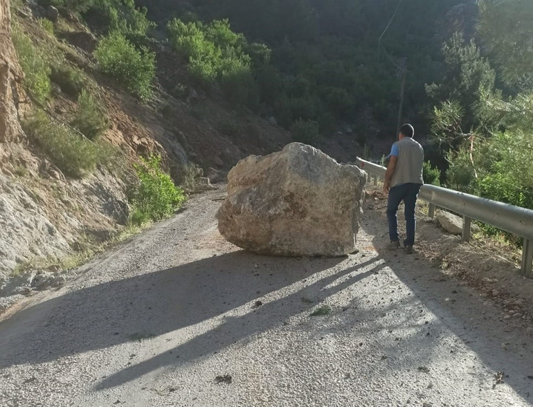 Yola düşen dev kayalar 6 mahalleye ulaşımı kesti - Resim : 1