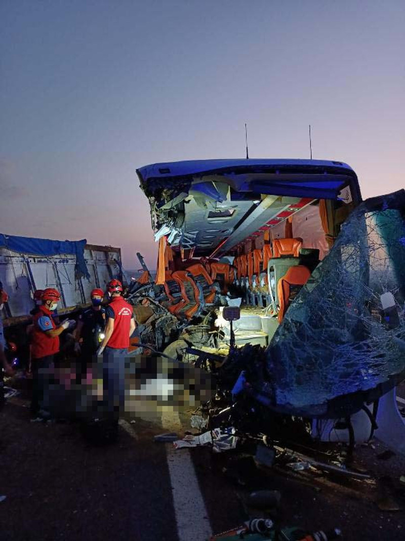 Manisa'da katliam gibi kaza: 6 ölü, 42 yaralı - Resim : 1