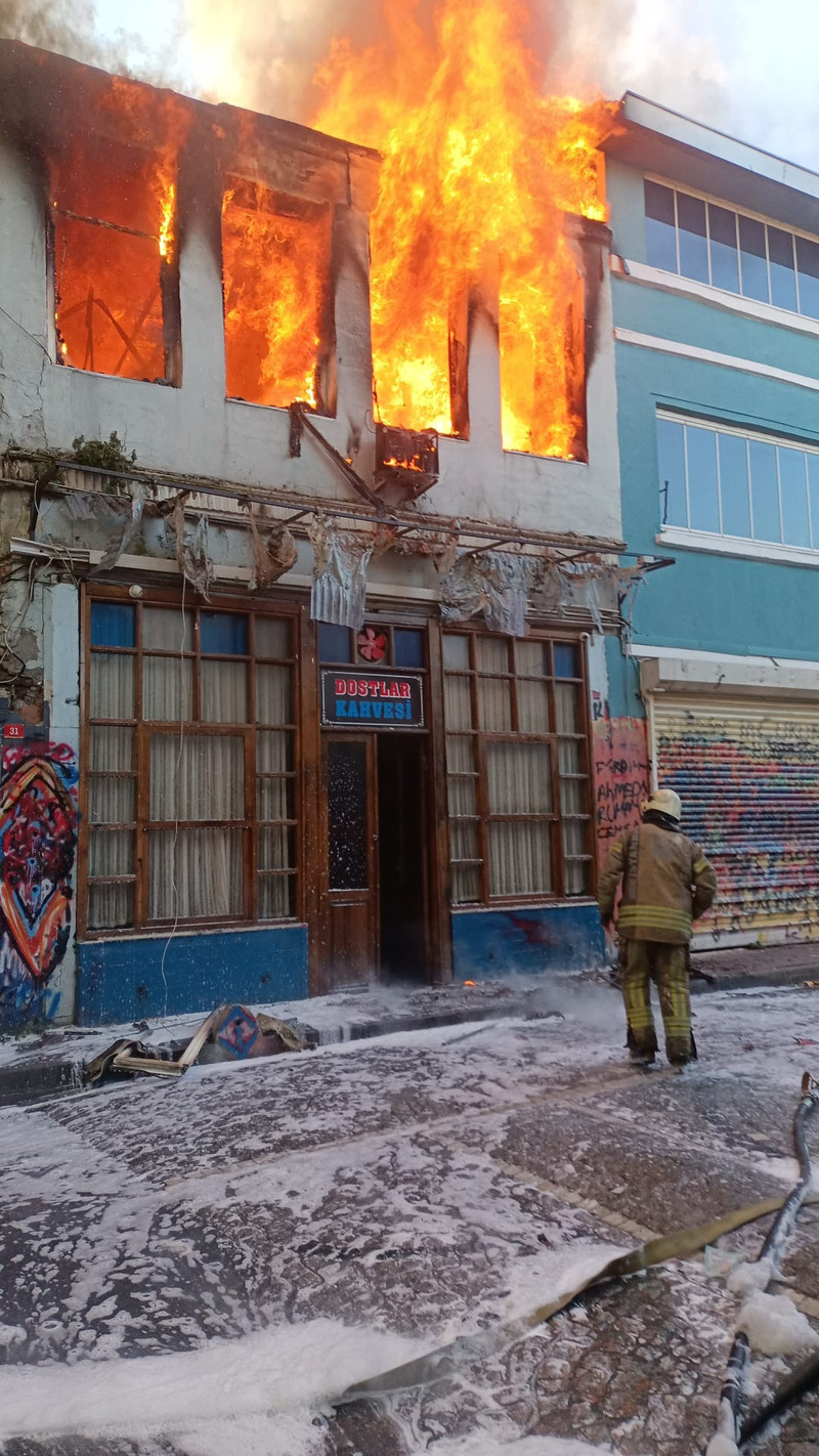 Çukur dizisinin çekildiği bina alev alev yandı - Resim : 2