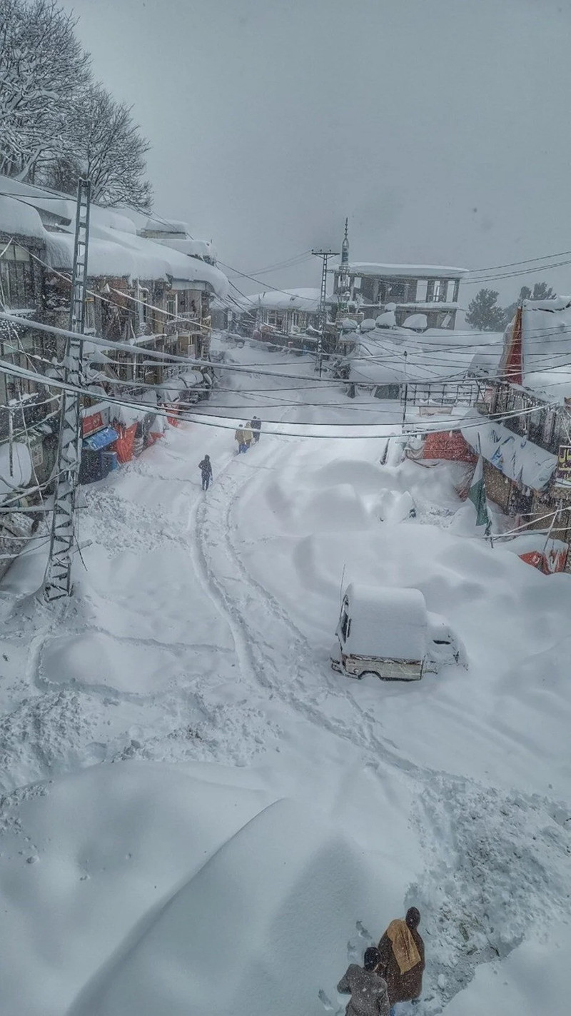 Yoğun kar yağışı felaket getirdi: 23 kişi donarak öldü - Resim : 1
