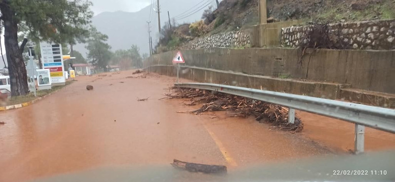 Yağışlar Marmaris'i fena vurdu! Yollar göle döndü, evleri su bastı - Resim : 1
