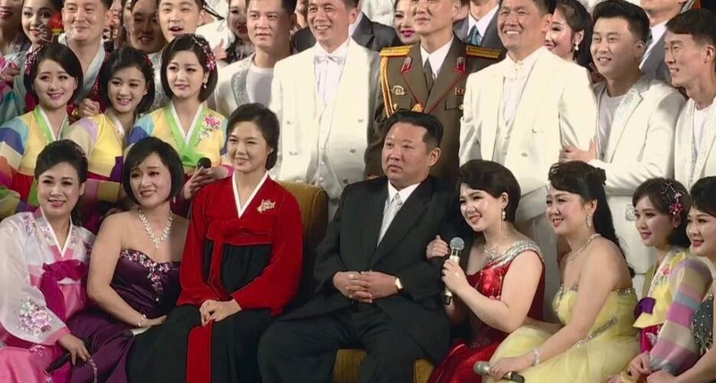 Kuzey Kore liderinin eşi aylar sonra ortaya çıktı - Resim : 1