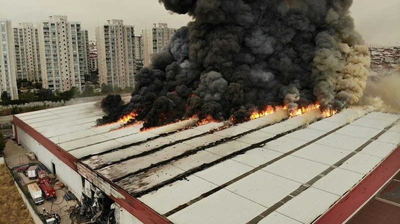 İstanbul'da yangın paniği: Dumanlar gökyüzünü kapladı - Resim : 1