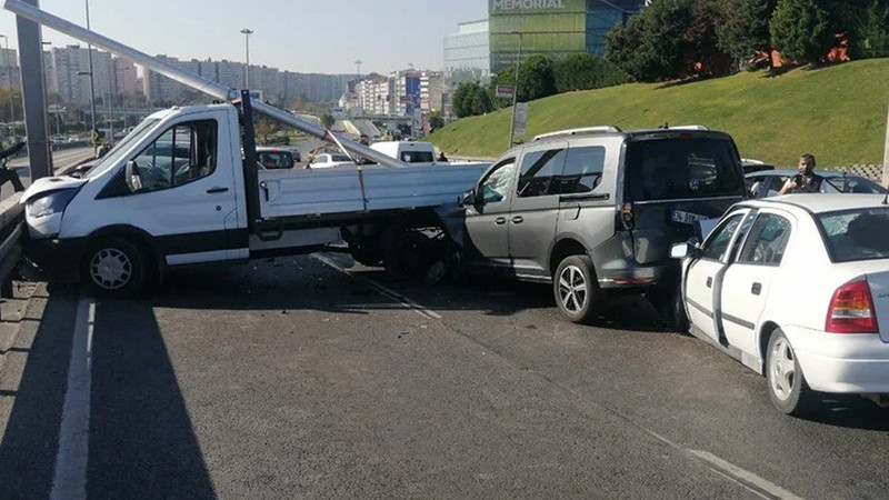 İstanbul'da zincirleme kaza! 7 araç birbirine girdi, trafik durdu! - Resim : 1