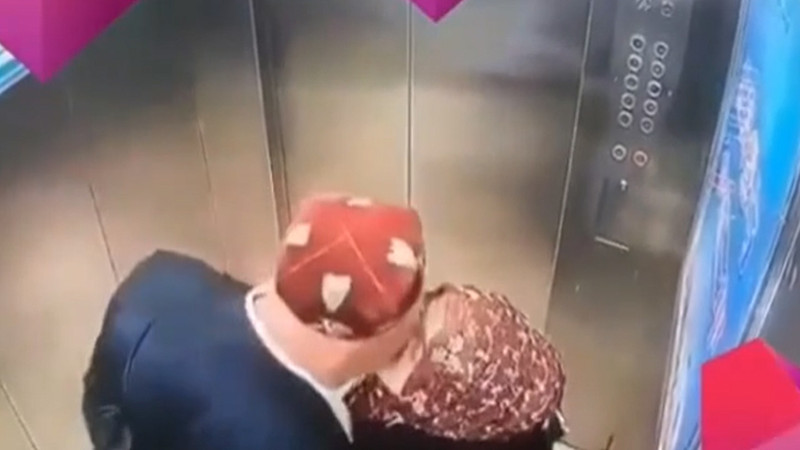 Asansörde aşka gelen yaşlı çift sosyal medyada gündem oldu - Resim : 1