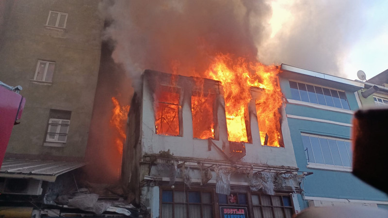 Çukur dizisinin çekildiği bina alev alev yandı - Resim : 1