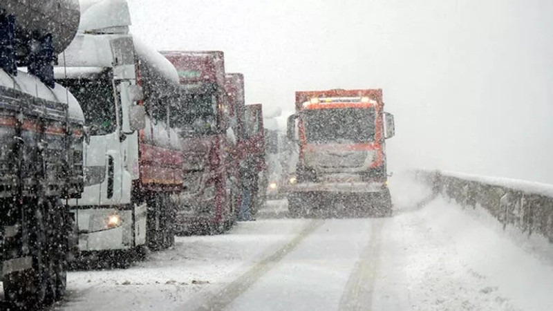 Kar yağışı fena bastırdı! Bursa-Ankara yolu trafiğe kapandı - Resim : 1