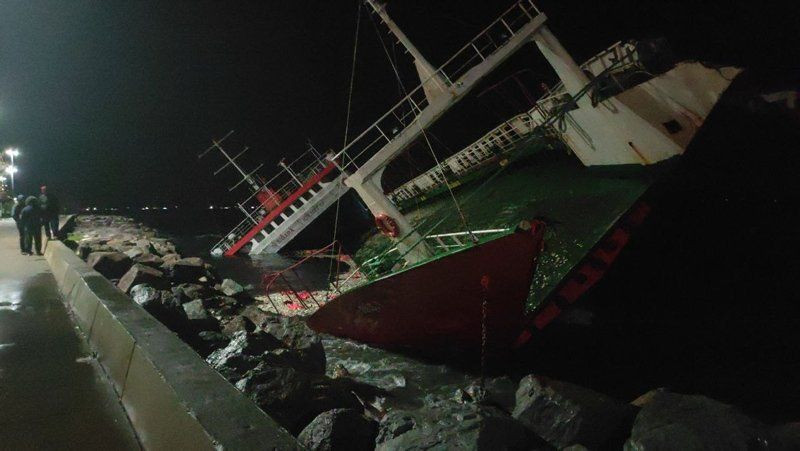 Fırtına İstanbul'da gemi batırdı! - Resim: 2