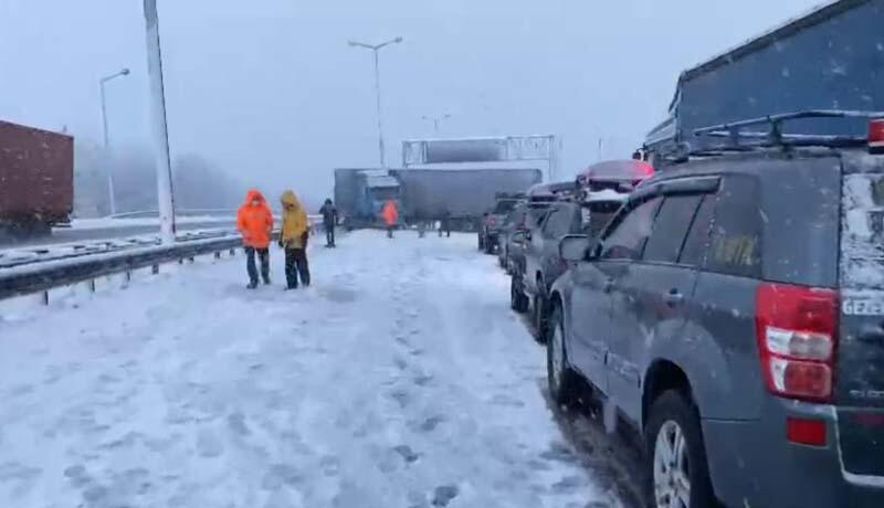 Karla kaplı yolda kayan TIR, yolu ulaşıma kapattı - Resim: 3