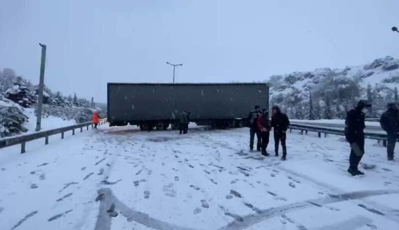 Karla kaplı yolda kayan TIR, yolu ulaşıma kapattı - Resim: 4