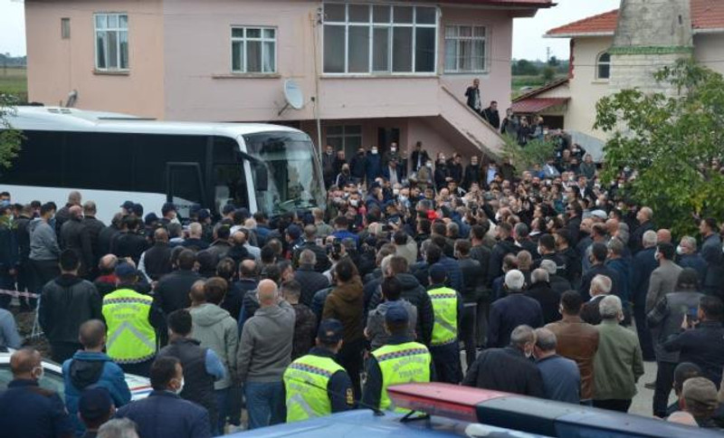Cezaevindeki Sedat Şahin cenazeye katıldı, gören telefona sarıldı - Resim : 1