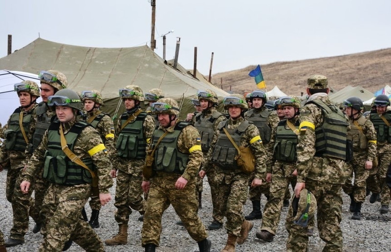 Ukrayna askeri röportaj verirken bomba düştü! Korku dolu anlar - Resim : 1
