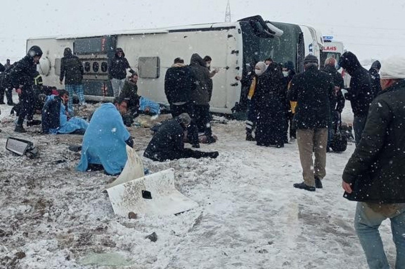 Yozgat'ta yolcu otobüsü devrildi: 1 ölü, 34 yaralı - Resim : 1