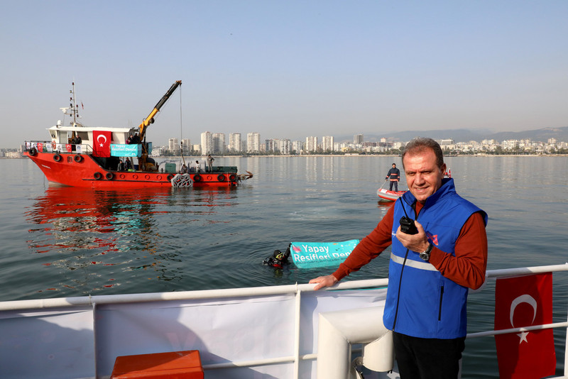 Mersin'de ilk yapay resifler denize indirildi - Resim : 1