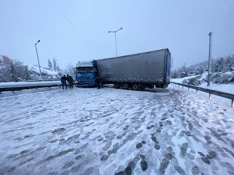 Karla kaplı yolda kayan TIR, yolu ulaşıma kapattı - Resim: 2
