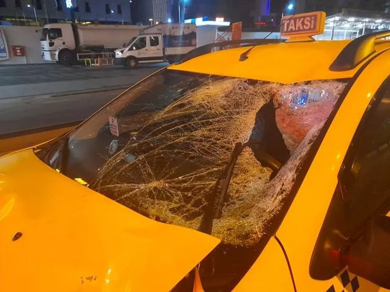 İstanbul'da feci ölüm! Taksicinin çarptığı kişi metrobüs yoluna fırladı - Resim : 1