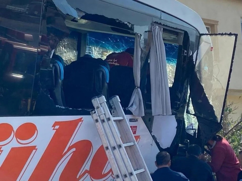 Yolcu otobüsü ile kamyonet birbirine girdi: Ölü ve yaralılar var - Resim : 1