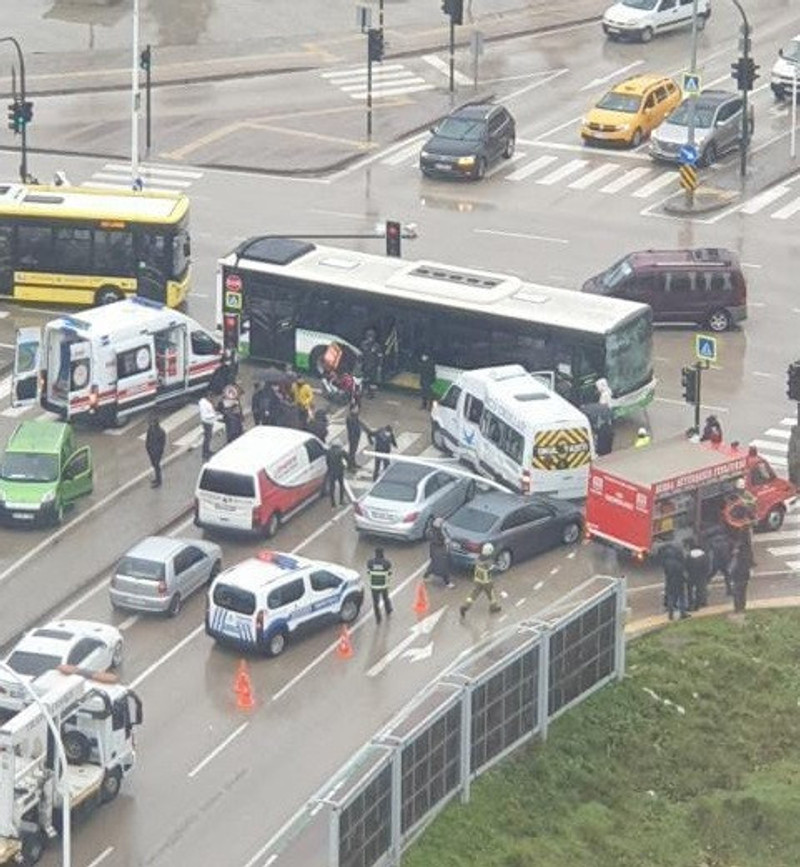 Öğrenci servisi, otobüsle çarpıştı: Yaralılar var - Resim : 1