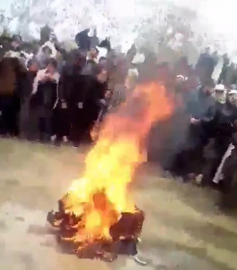 Taliban geldi, müzik sustu: Müzik aletini ateşe verdiler - Resim : 1