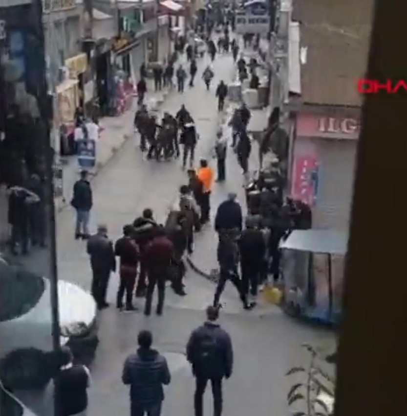 İstanbul'da ortalık bir anda savaş alanına döndü! Sopalı kavga kamerada - Resim: 3
