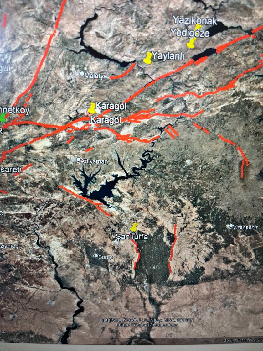 2023 yılı 6 Şubat'ında yaşanan asrın felaketinde en ağır hasarı alan illerimizden biri olan Adıyaman'da bugün meydana gelen büyüklüğü AFAD tarafından 3,8, Kandilli Rasathanesi tarafından ise ise 4.0 olarak açıklanan deprem sonrası Prof. Dr. Naci Görür, Bitlis-Zagros hattına dikkat çekti, "Deprem küçük ama stres alanını kısmen değiştirebilir" dedi.