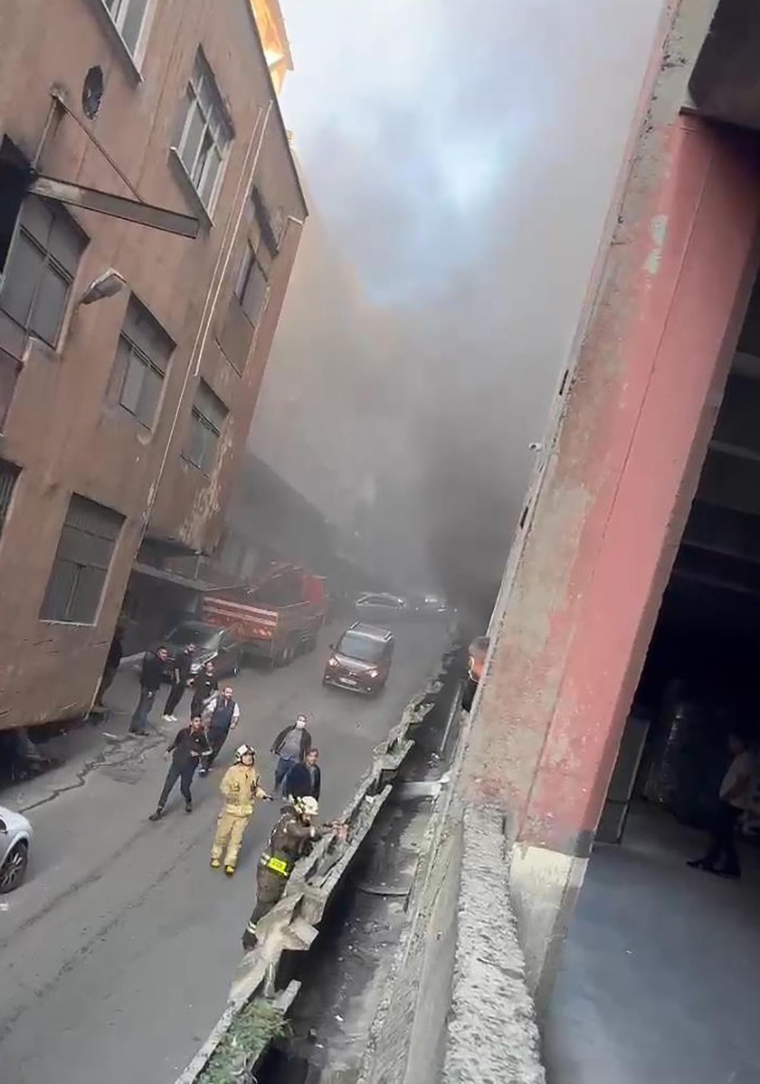 İstanbul Zeytinburnu'nda bir iş merkezinin depo kısmında yangın çıktı. Olay yerine itfaiye ekibi sevk edildi. 