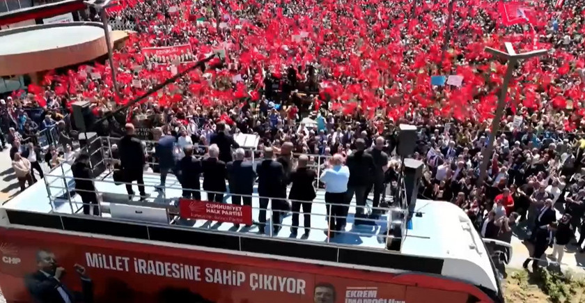 CHP lideri &Ouml;zg&uuml;r &Ouml;zel, Rize mitinginde siyaset g&uuml;ndemini sarsan "Adalet Bakanı Akın G&uuml;rlek Cumhurbaşkanı Erdoğan'a ait ses kayıtlarını tutuyor" iddiasını tekrarladı. Adalet Bakanı G&uuml;rlek'in ses kayıtlarını bir banka kasasında sakladığını &ouml;ne s&uuml;ren &Ouml;zel, Erdoğan'a "O kasayı a&ccedil;tırırsan memleketi kurtarırsın" &ccedil;ağrısı yaptı.