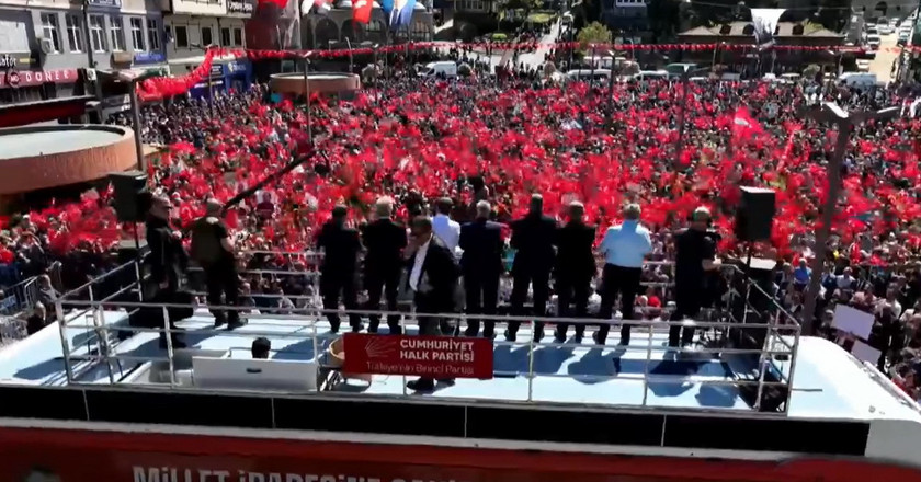 CHP lideri &Ouml;zg&uuml;r &Ouml;zel, Rize mitinginde siyaset g&uuml;ndemini sarsan "Adalet Bakanı Akın G&uuml;rlek Cumhurbaşkanı Erdoğan'a ait ses kayıtlarını tutuyor" iddiasını tekrarladı. Adalet Bakanı G&uuml;rlek'in ses kayıtlarını bir banka kasasında sakladığını &ouml;ne s&uuml;ren &Ouml;zel, Erdoğan'a "O kasayı a&ccedil;tırırsan memleketi kurtarırsın" &ccedil;ağrısı yaptı.