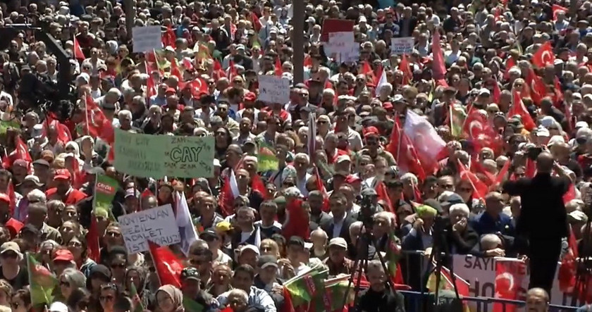 CHP lideri &Ouml;zg&uuml;r &Ouml;zel, Rize mitinginde siyaset g&uuml;ndemini sarsan "Adalet Bakanı Akın G&uuml;rlek Cumhurbaşkanı Erdoğan'a ait ses kayıtlarını tutuyor" iddiasını tekrarladı. Adalet Bakanı G&uuml;rlek'in ses kayıtlarını bir banka kasasında sakladığını &ouml;ne s&uuml;ren &Ouml;zel, Erdoğan'a "O kasayı a&ccedil;tırırsan memleketi kurtarırsın" &ccedil;ağrısı yaptı.