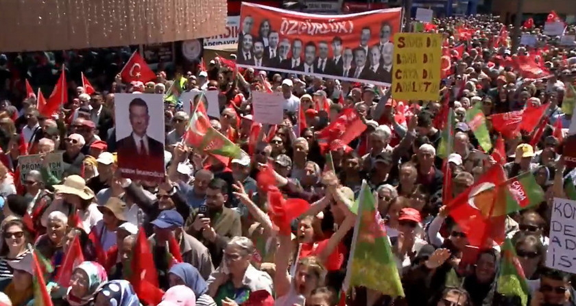 CHP lideri &Ouml;zg&uuml;r &Ouml;zel, Rize mitinginde siyaset g&uuml;ndemini sarsan "Adalet Bakanı Akın G&uuml;rlek Cumhurbaşkanı Erdoğan'a ait ses kayıtlarını tutuyor" iddiasını tekrarladı. Adalet Bakanı G&uuml;rlek'in ses kayıtlarını bir banka kasasında sakladığını &ouml;ne s&uuml;ren &Ouml;zel, Erdoğan'a "O kasayı a&ccedil;tırırsan memleketi kurtarırsın" &ccedil;ağrısı yaptı.