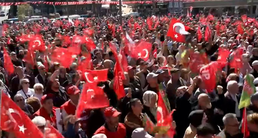CHP lideri &Ouml;zg&uuml;r &Ouml;zel, Rize mitinginde siyaset g&uuml;ndemini sarsan "Adalet Bakanı Akın G&uuml;rlek Cumhurbaşkanı Erdoğan'a ait ses kayıtlarını tutuyor" iddiasını tekrarladı. Adalet Bakanı G&uuml;rlek'in ses kayıtlarını bir banka kasasında sakladığını &ouml;ne s&uuml;ren &Ouml;zel, Erdoğan'a "O kasayı a&ccedil;tırırsan memleketi kurtarırsın" &ccedil;ağrısı yaptı.