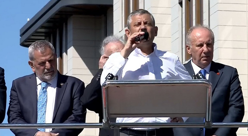 CHP lideri &Ouml;zg&uuml;r &Ouml;zel, Rize mitinginde siyaset g&uuml;ndemini sarsan "Adalet Bakanı Akın G&uuml;rlek Cumhurbaşkanı Erdoğan'a ait ses kayıtlarını tutuyor" iddiasını tekrarladı. Adalet Bakanı G&uuml;rlek'in ses kayıtlarını bir banka kasasında sakladığını &ouml;ne s&uuml;ren &Ouml;zel, Erdoğan'a "O kasayı a&ccedil;tırırsan memleketi kurtarırsın" &ccedil;ağrısı yaptı.