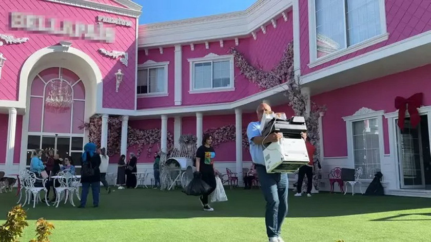 Adana'da &ccedil;ok sayıda m&uuml;şterisini ve tedarik&ccedil;isini milyonlarca TL dolandırdıktan sonra yurt dışına ka&ccedil;tığı ve bu kişilerden birinin intiharına yol a&ccedil;tığı &ouml;ne s&uuml;r&uuml;len g&uuml;zellik merkezi sahibinin Afrika'da g&uuml;zellik merkezi a&ccedil;tığı ortaya &ccedil;ıktı.