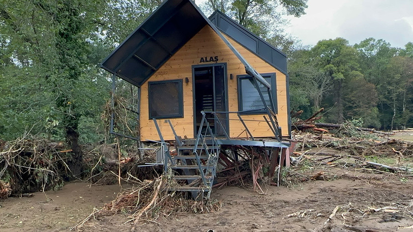 Kırklareli'nin İğneada beldesinde yaşanan sel felaketinde bungalov evlerinde tatil yapan 6 kişinin ölümüne ilişkin dava yeniden görülürken davada işletme sahibi 18 yıl hapis cezasına çarptırılırken, ifadeler ve savunmalar sonrasında mahkeme salonu adeta buz kesti.