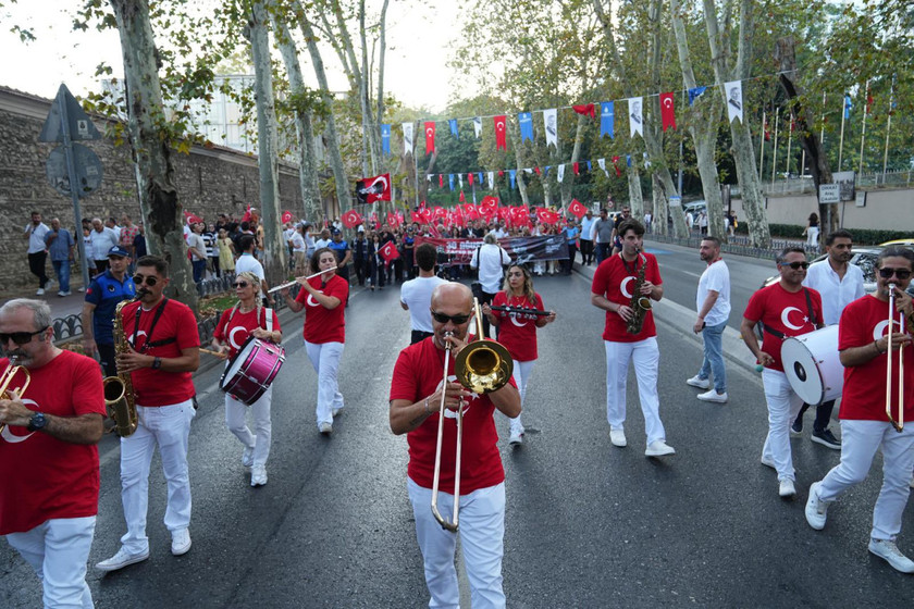 Beşiktaş Belediyesi, 30 Ağustos Zafer Bayramı’nın 103. yıl dönümünü ‘Zafer Yürüyüşü’ ile kutladı. Yüzlerce vatandaş, Beşiktaş Belediyesi Başkan Vekili Rasim Şişman’la birlikte ellerinde Türk bayrakları, dillerinde marşlarla Dolmabahçe Sarayı önünden Beşiktaş Barbaros Meydanı’na yürüdü. Korteje klasik otomobiller ve İstanbul Motosiklet Kulübü üyeleri de katılarak renkli görüntüler oluşturdu.