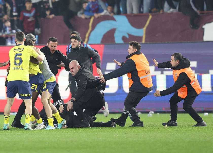 Trabzonspor ile Fenerbahçe'nin karşılaştığı maçta sahaya giren 2 taraftar tutuklandı.