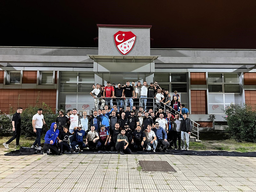 Trabzonspor taraftarları, Fenerbahçe ile Trabzonspor arasında oynanan maçın ardından gündeme gelen hakem kararlarına tepki göstermek için Trabzon'da bulunan Türkiye Futbol Federasyonu binası önünde toplandı. Taraftarlar, Merkez Hakem Kurulu (MHK) Başkanı Ferhat Gündoğdu'yu istifaya davet etti.