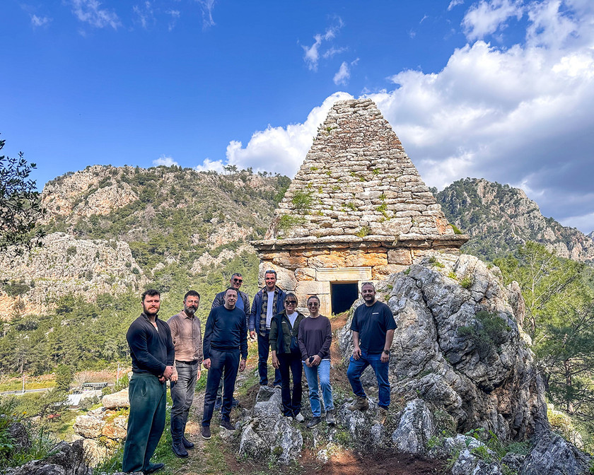 Marmaris'te bulunan ve Helenistik D&ouml;nem&rsquo;e ait T&uuml;rkiye&rsquo;nin tek piramit tipli mezarı restore ediliyor. Yaz &ouml;ncesi tamamlanması planlanan restorasyon &ccedil;alışmaları sonrasında T&uuml;rkiye'nin gizemli tarihi turizme kazandırılacak.