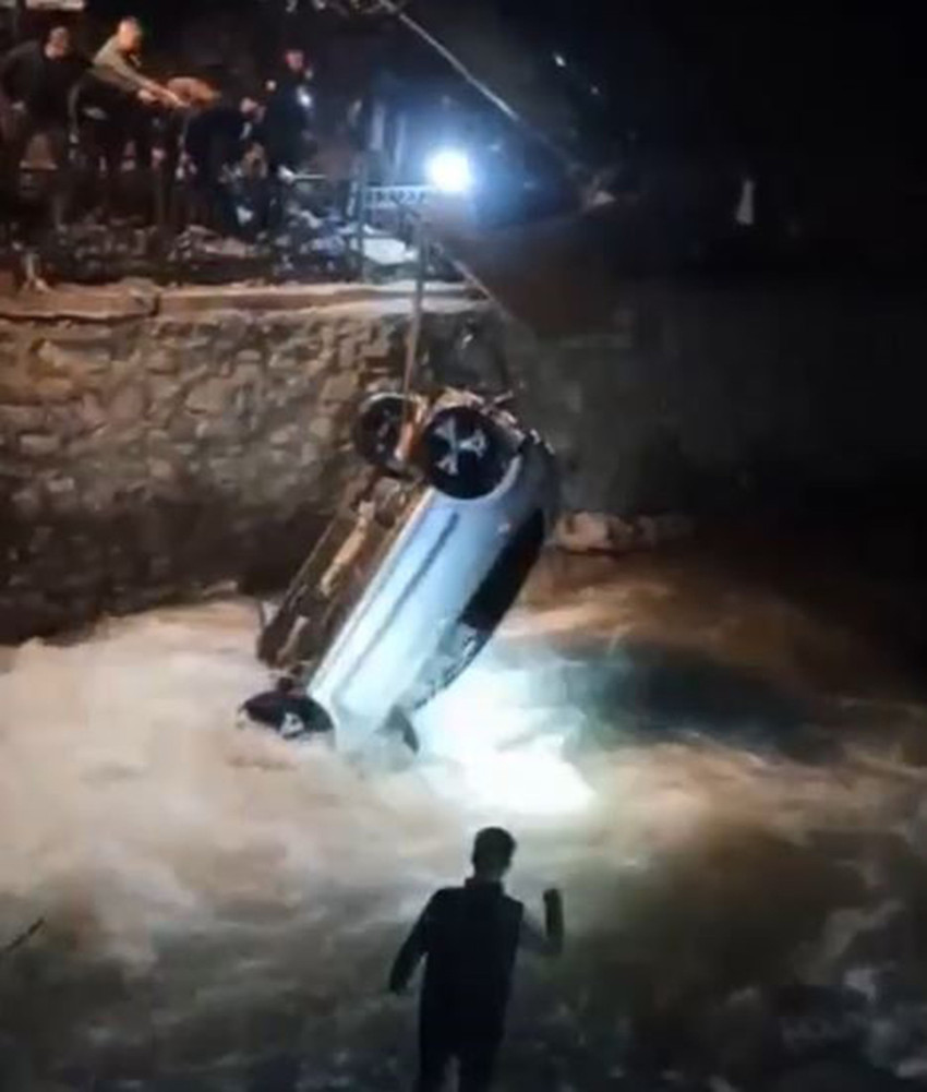 Şırnak’ın Uludere ilçesinde kontrolden çıkıp dereye düşen araçtaki 5 kişiden 4’ü hayatını kaybetti, 1 kişi de yaralandı.