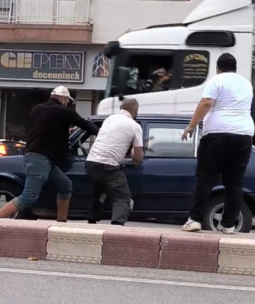 Afyonkarahisar'da yol verme tartışması kavgaya dönüştü, 3 kişinin otomobilden inip diğer sürücüyü tekme, yumruk ve sopayla darp etmesi cep telefonu kamerasına yansıdı